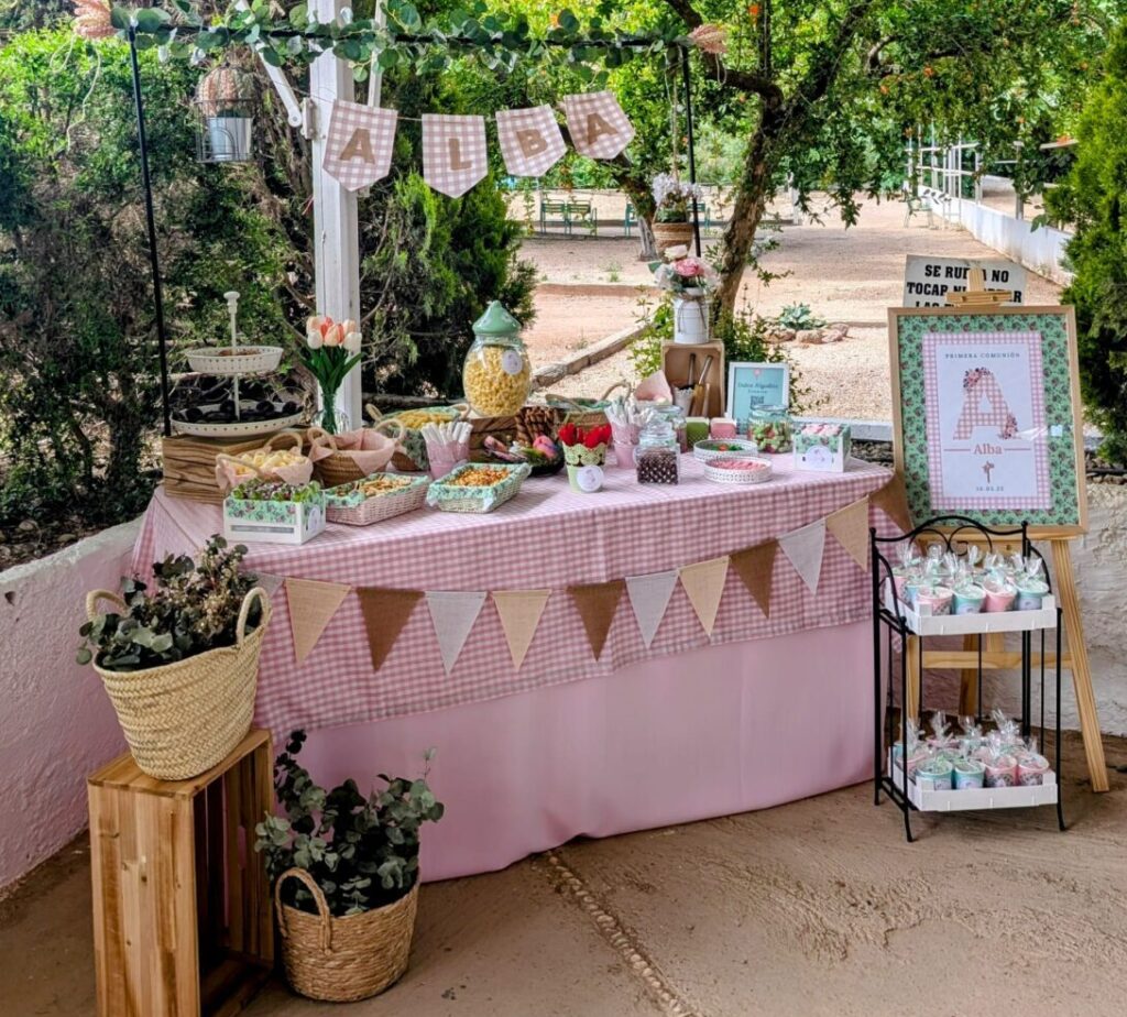 Mesa dulce para comunión decorada con tonos pastel, golosinas y repostería artesanal personalizada. Córdoba