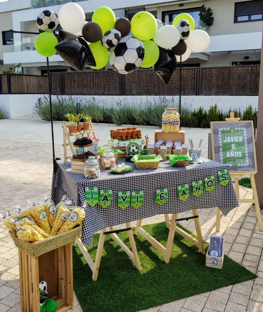 Mesa dulce temática de fútbol para cumpleaños infantil en Córdoba, decorada con globos, chuches y cartel personalizado.