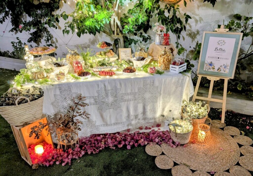 Mesa dulce elegante y romántica decorada para boda con flores, golosinas y pastelería artesanal en Cótdoba