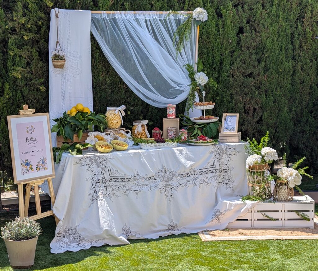 Mesa dulce elegante y romántica decorada para boda con flores, golosinas y pastelería artesanal en Córdoba